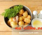 Варено-жареный молодой картофель Мелкая молодая картошка жареная целиком на сковороде
